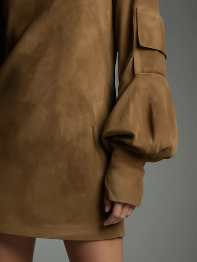 Sara | Minidress svasato in suede con collo alto