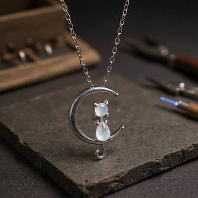 Collana con pietra di luna a forma di mezzaluna e gatto