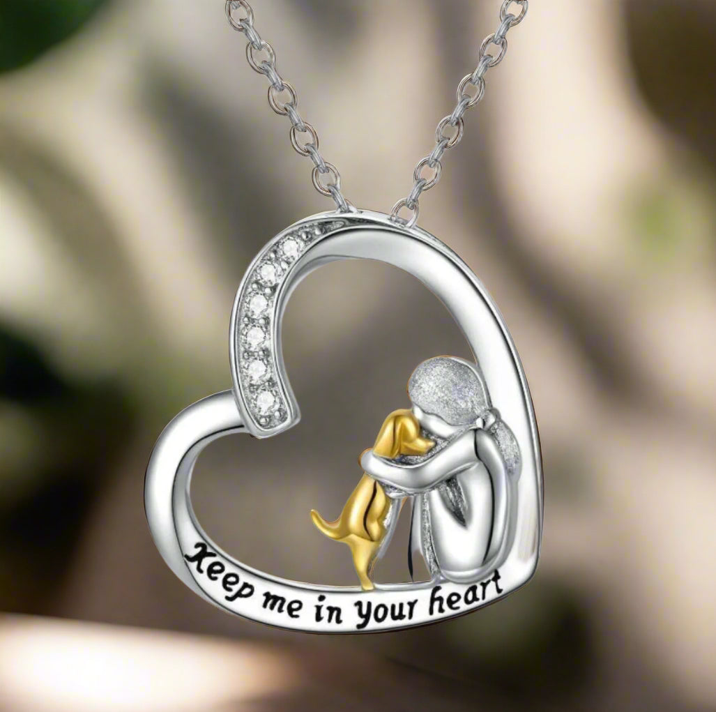 Collana con cuore d'argento con cane e pietre di zirconia