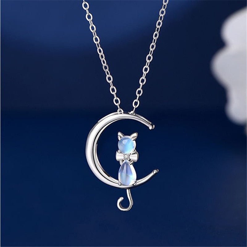 Collana con pietra di luna a forma di mezzaluna e gatto
