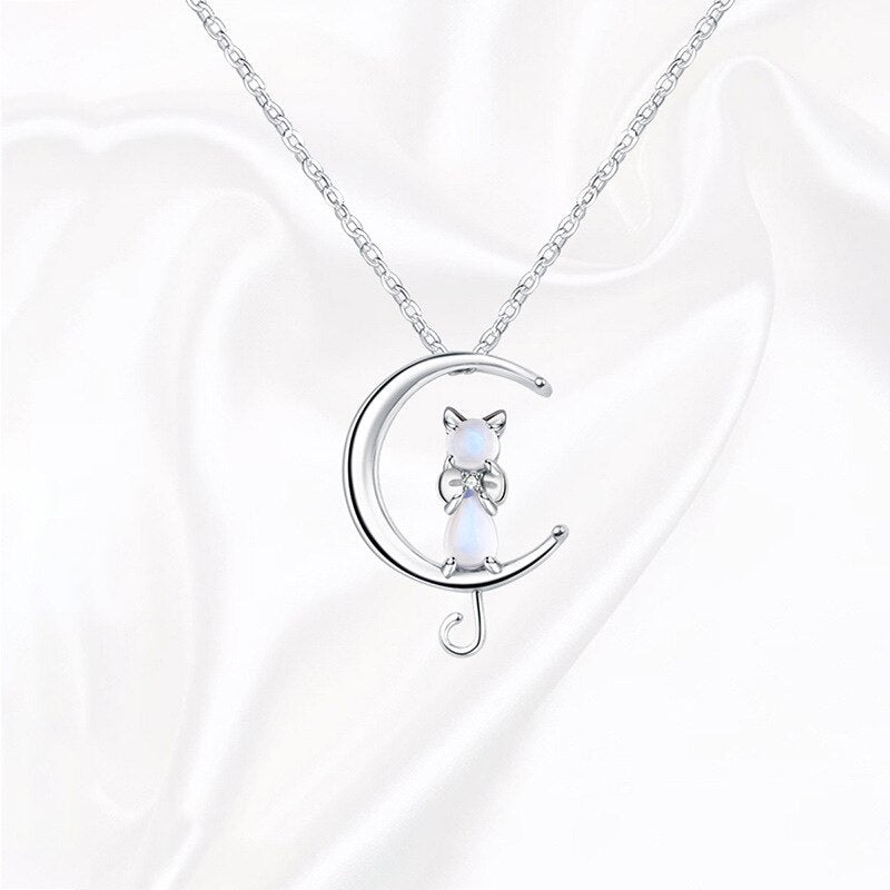 Collana con pietra di luna a forma di mezzaluna e gatto